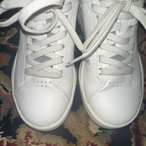 On THE ROGER Advantage Tennis Sneaker